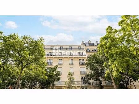 appartement de trois pièces dans un joli immeuble pierre de taille!