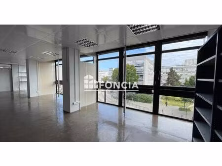 locaux commerciaux d’une superficie de 289 5 m2 situés sur nantes