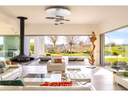 contemporaine dans son écrin de verdure à l'abri des regards