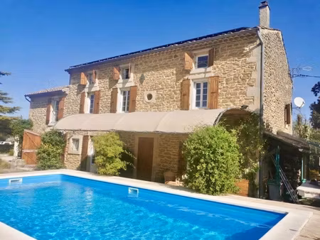 proche grignan - mas de village en pierres avec piscine sur