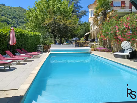 à 5 minutes à pied d'un village touristique  une maison des