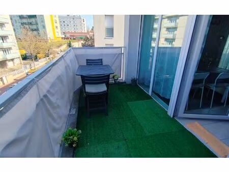 location appartement  m² t-2 à décines-charpieu  798 €