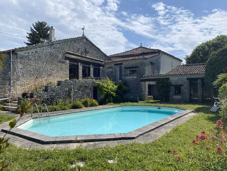 9km du plateau d'angouleme jolie maison de bourg avec jardin