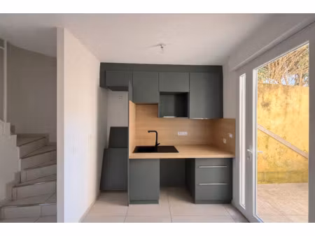 maison de village rénové avec climatisation et cour.