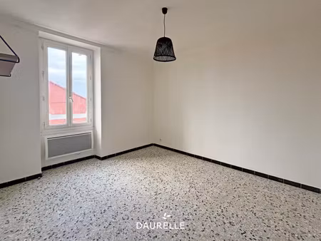 a louer à châteaurenard  studio avec cave en plein centre-vi