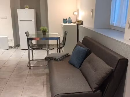 location appartement meublée + débarras 7 m2 + petite cours