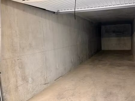 grand box fermé 26 m² – 2 véhicules – accès 24/7 – sécurisé – décines – sans frais d’agenc