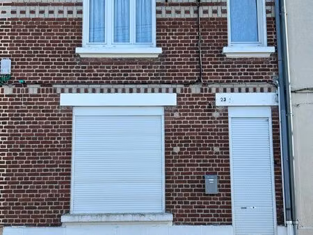 à louer maison  trois-pièces avec dépendance et cour