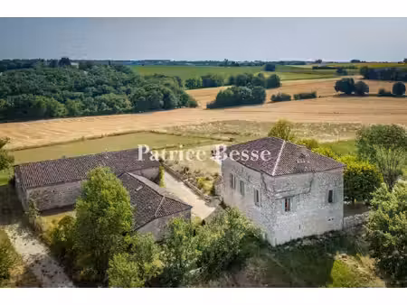 dans le quercy blanc  une maison ancienne restaurée avec logis d'amis  grange  boxes pour.