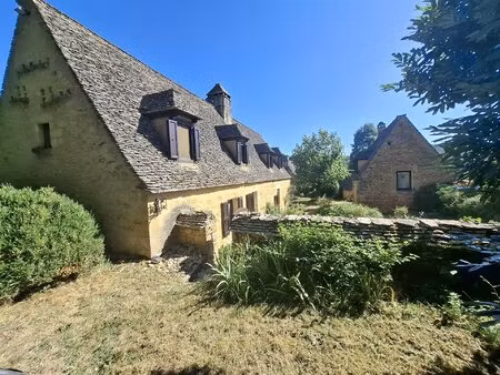 maison périgourdine typique avec toiture en lauze véritable