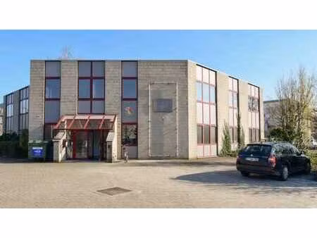bureau prêt à l'emploi à louer dans la zone industrielle de
