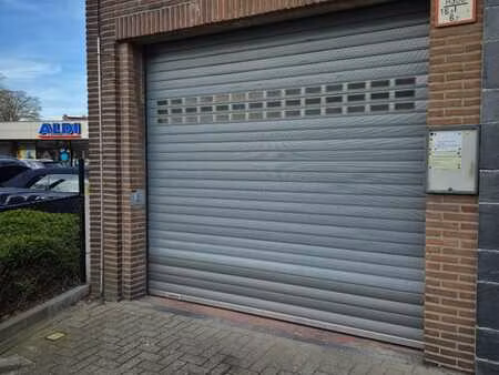 place de parking dans un parking fermé