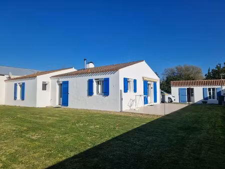 dans un secteur calme  au fond d'un passage  maison en parfait état.