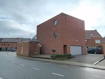 ruim appartement te huur met grote garage en centrale lig...