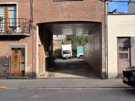 entrepôt + emplacement de parking