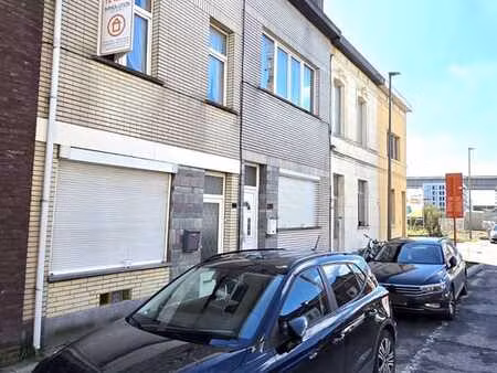 maison mitoyenne à rafraîchir.