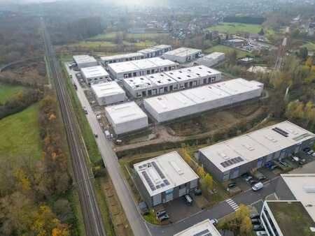 bâtiment professionnel flambant neuf près de l’e40