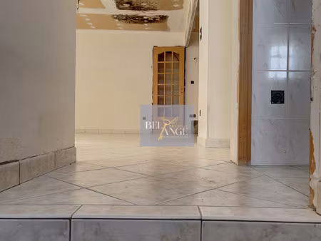 petite maison à rénover avec garage et atelier