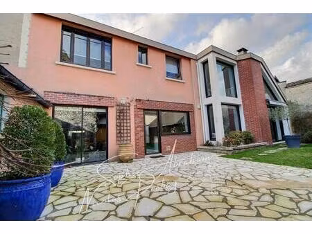 charme et volumes : magnifique maison en pierre au coeur de méréville