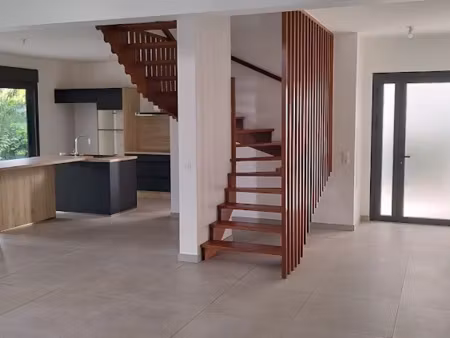 location maison 5 pièces 170 m² à la saline les bains (97434)  2 780 €