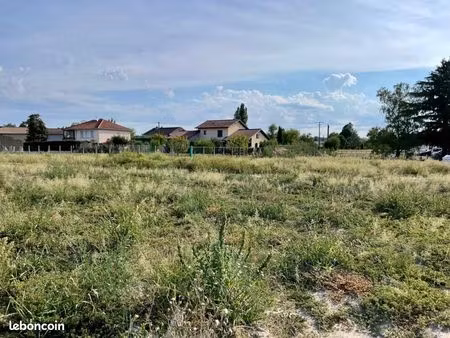 terrain 700 m² feillens