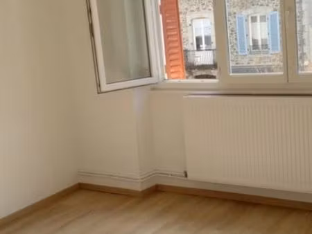 4 pieces à louer à champs ( cantal)