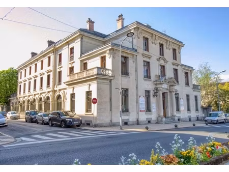 immeuble 32 pièces - 1750 m²