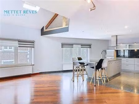 magnifique loft au 1er comprenant garage et jardin en rez.