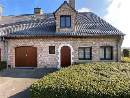 halfopen woning met 4 slaapkamers en 2 badkamers.