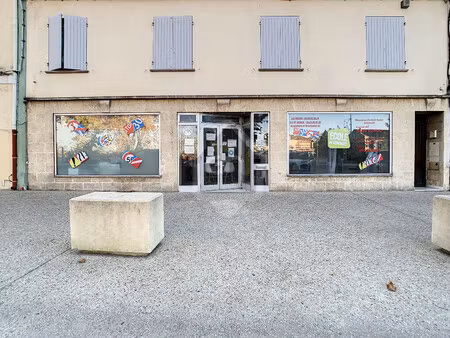 local commercial avec 3 vitrines