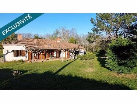 maison traditionnelle avec grand terrain