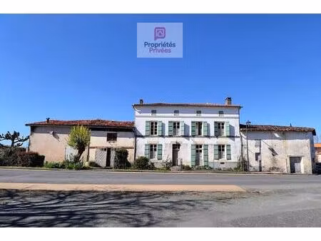 grande maison de bourg de 193 m2 - 1 logement indépendant - nombreuses et grandes dépendan