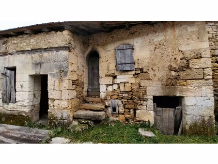 grange en pierre dans un hameau