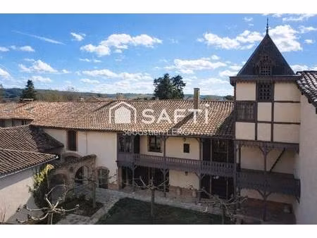 demeure du xvième siècle au cœur du village.