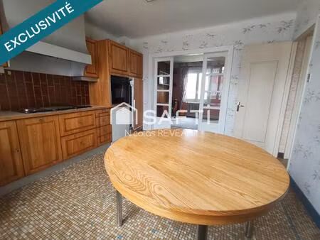 grandes maison de campagne avec verdure.