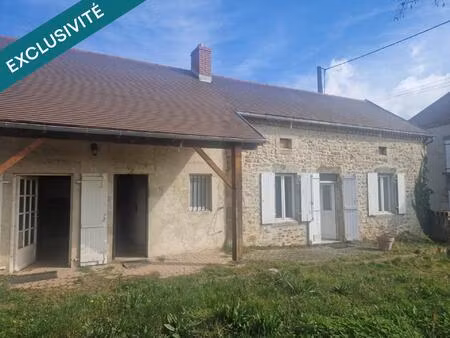 très belle longère dans village tranquille