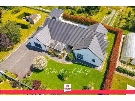 belle maison de plain-pied avec 4 chambres 2 garages  terrain de pétanque