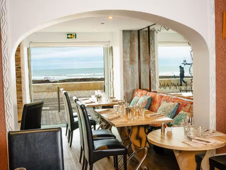 fonds d'un restaurant face mer