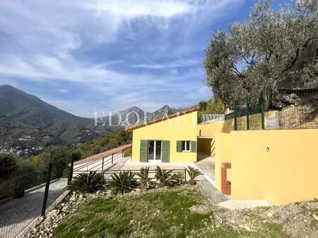 villa en cours de rénovation avec vaste terrain  spacieuse terrasse  double garage et...