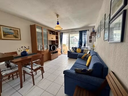 en exclusivité deux pièces en très bon état avec terrasse et cave  au troisième étage d’un