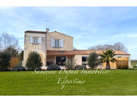 maison charentaise rénovée – 6 chambres – piscine – dépendances – proche saintes