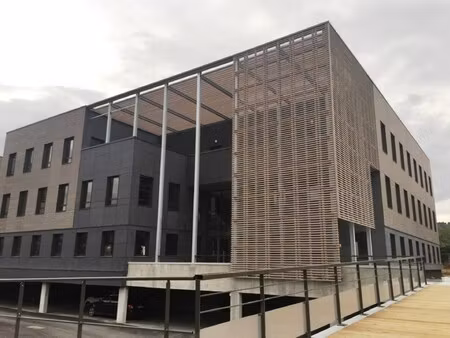 location local professionnel 711m²