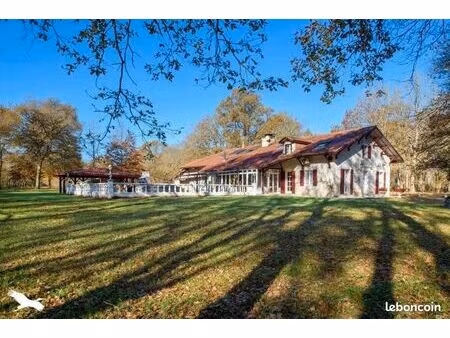 maison 5 pièces 372 m²