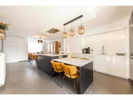 ruime gezinswoning | 4 slpks | 2 badks | dubbele garage & toegang achterom