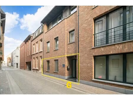 netjes verzorgd en comfortabel ingericht gelijkvloers appartement met ruim terras  standpl