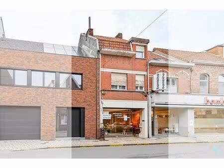 opbrengsteigendom met winkelruimte én ruime garage in centrum izegem