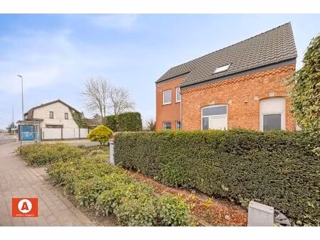 gezinswoning met 2 tot 3 privatieve auto-parkeerplaatsen.