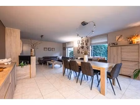 villa met 6 kamers  garage  44 zonnepanelen  en veel ruimte op 810 m²