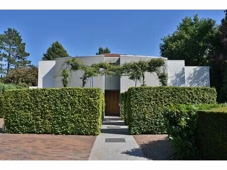 moderne villa met ruime leefruimte  4 slaapkamers en 2 badkamers op 13 are in gegeerde buu