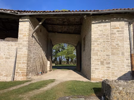 secteur ruffec très beau logis et ses dépendances à rénover